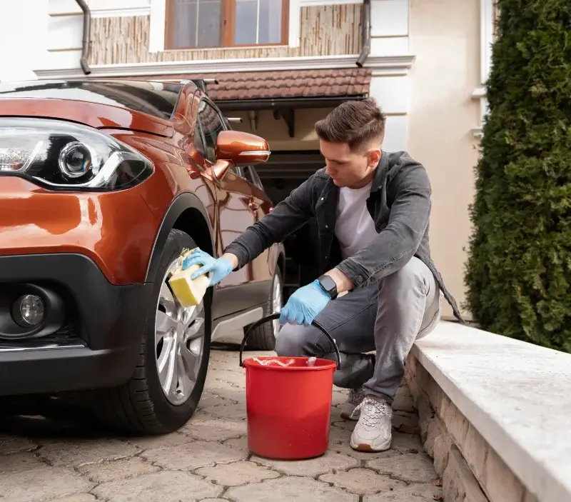 Lavage auto à domicile Carlux : professionnel intervenant sur un véhicule